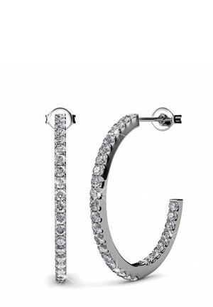 Orecchini a cerchio in metallo di tonalità silver, con una fila di falsi diamanti rotondi e trasparenti lungo il bordo esterno e una finitura lucida e raffinata.