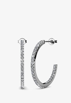 Orecchini a cerchio in metallo di tonalità silver, con una fila di falsi diamanti rotondi e trasparenti lungo il bordo esterno e una finitura lucida e raffinata.