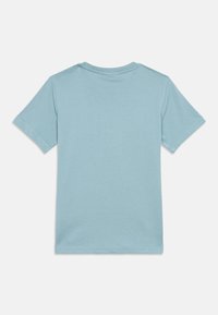 Απλό γαλάζιο κοντομάνικο μπλουζάκι εμφανίζεται από την πίσω πλευρά σε λευκό φόντο.