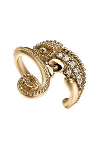 Anillo de camaleón dorado con un cuerpo texturizado, adornado con strass transparentes a lo largo de su espalda, con un diseño de cola en espiral.