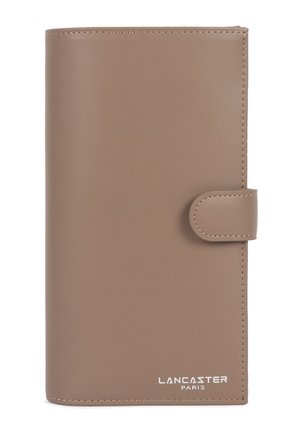 Taupekleurige leren portemonnee met drukknoopsluiting, rechthoekige vorm, en het "LANCASTER PARIS"-logo in wit rechtsonder.
