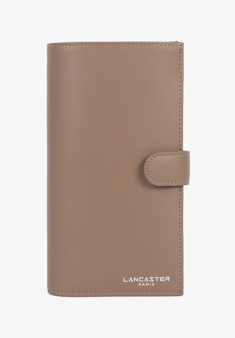 Portefeuille en cuir taupe avec fermeture par bouton-pression, forme rectangulaire, et logo "LANCASTER PARIS" en blanc dans le coin inférieur droit.