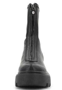Stivale alla caviglia in pelle nera con zip frontale, punta rotonda e suola nera spessa. Presenta dettagli cuciti lungo la zip e la parte superiore.