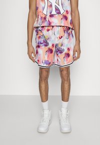 Pantalones cortos de baloncesto de tie-dye colorido en un material suave y ligero, con una cinturilla elástica, que presentan un ribete en contraste y bolsillos laterales.