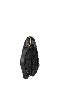 Borsa a tracolla nera intrecciata realizzata in pelle liscia. Presenta una zip oro, una tracolla piatta e una forma rettangolare con superficie testurizzata.