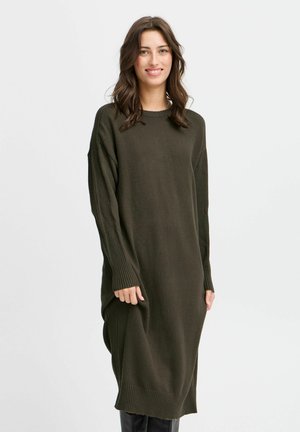 Langes, olivengrünes Strickkleid mit gerippten Ärmeln und lockerer Passform. Glatte Textur mit rundem Ausschnitt und Seitenschlitzen am Saum.