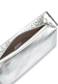 Srebrna metaliczna saszetka o gładkiej fakturze, z zamknięciem na zamek błyskawiczny i dekoracyjnymi perłowymi akcentami wzdłuż górnej krawędzi. Wnętrze wyłożone brązową tkaniną.
