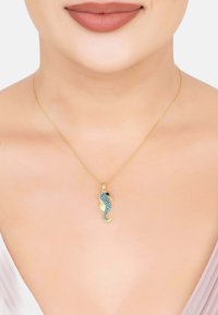 Halskette aus goldfarbenen Ketten mit einem Seepferdchen-Anhänger, der mit blauen und schwarzen Strasssteinen verziert ist, detaillierten Flossen und einem eingerollten Schwanz.