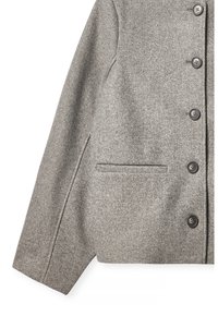 Abrigo de lana gris con un diseño limpio, cierre de un solo pecho con cinco botones y un bolsillo lateral para mayor funcionalidad.