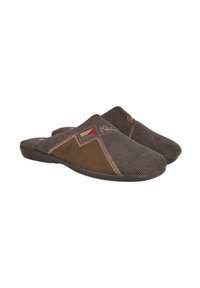 Zapatillas de estar por casa de color marrón oscuro, con una mezcla de tela texturizada y ante, con costuras en contraste y un pequeño detalle en rojo.