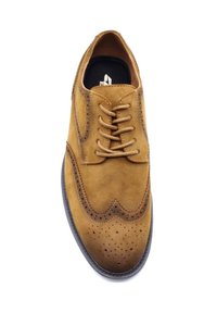 Chaussure habillée en daim marron avec design à bouts fleuris, présentant des perforations, des lacets et un bout arrondi. Texture lisse, semelle robuste.