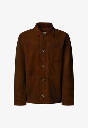 Brązowa zamszowa kurtka z ostrym kołnierzem, czterema przednimi kieszeniami i srebrnymi guzikami wzdłuż środka. Teksturowana powierzchnia.