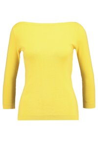 Gul stickad tröja med off-the-shoulder design, trekvartsärmar och ribbad kant. Slät textur och figurnära passform.
