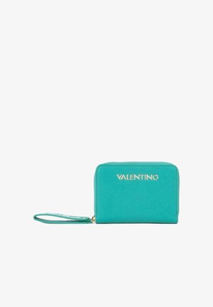 Portafoglio da polso Valentino turchese con logo dorato e chiusura con cerniera, dotato di cinturino da polso abbinato su sfondo bianco.