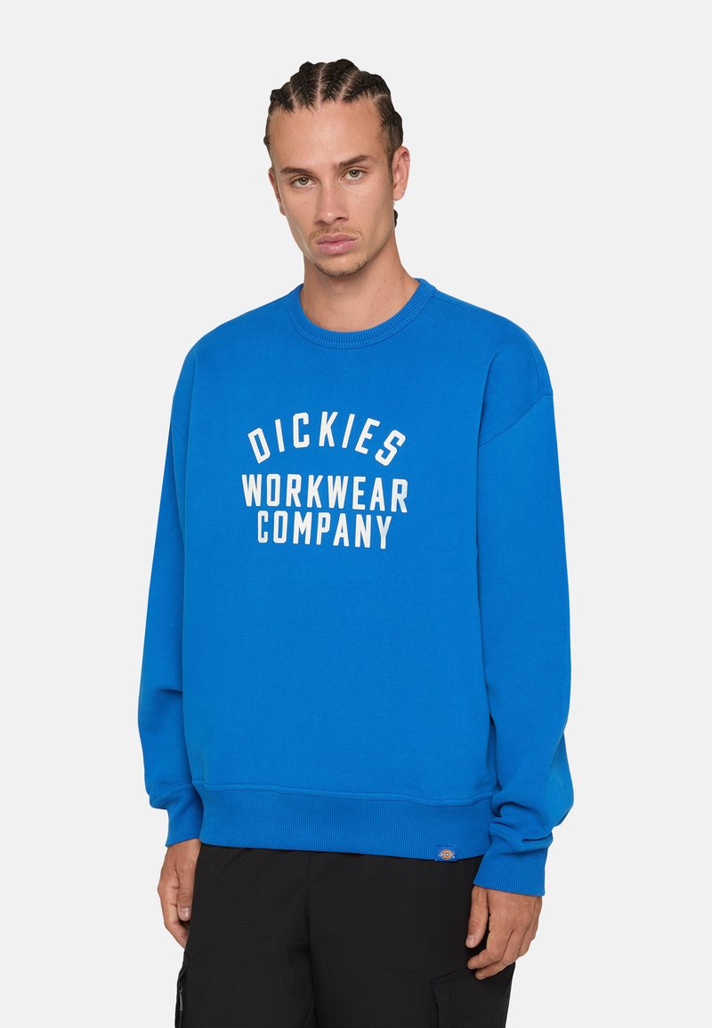 Sudadera azul de mezcla de algodón con un cuello redondo acanalado y puños. Presenta texto blanco que dice "DICKIES WORKWEAR COMPANY" en la parte frontal.
