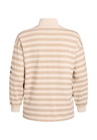 Top de manga larga a rayas beige y crema con cuello alto simulado, puños acanalados y un detalle en la manga izquierda. Tejido suave, fit relajado.
