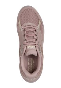 Zapatillas deportivas de color rosa claro con parte superior de malla, cordones y detalles metálicos. Presentan un cuello acolchado y una suela de goma texturizada.