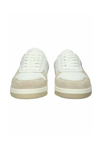 Zapatillas blancas y beige que combinan materiales de cuero y ante, con puntera redonda, diseño formal con cordones, acentos perforados y suela de goma.