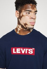 Levi's® RELAXED FIT - Marškinėliai su spaudiniu - blue