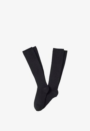 Par de calcetines negros lisos hasta la rodilla, extendidos sobre un fondo blanco sin patrones ni logotipos.
