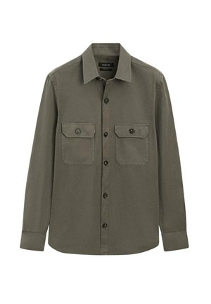Camicia verde oliva a maniche lunghe con bottoni, due tasche anteriori con patta e bottoni e colletto classico.
