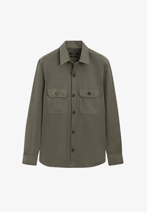Camicia verde oliva a maniche lunghe con bottoni, due tasche anteriori con patta e bottoni e colletto classico.