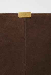 Tommy Hilfiger CASUAL SHOULDER BAG - Håndveske - legacy brown