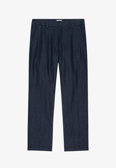 Proste spodnie w ciemnym granatowym kolorze z przednimi kieszeniami, szlufkami na pasek i zapinane na guzik w pasie.