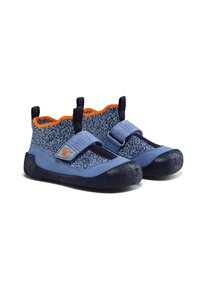 Dziecięce buty z niebieską dzianinową cholewką, granatowym obcasem i pomarańczowym kołnierzem. Posiadają dwa regulowane paski oraz fakturowane gumowe podeszwy zapewniające przyczepność.