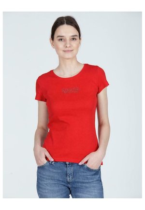 Czerwony bawełniany t-shirt z krótkim rękawem i okrągłym dekoltem, ozdobiony detalem z kryształków "SPACE" na klatce piersiowej.