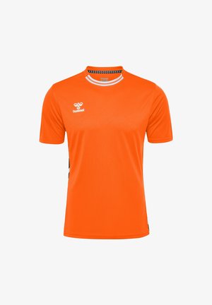 Orange atletisk t-shirt lavet af letvægtsstof, med rund hals, korte ærmer og sorte chevron-mønster detaljer på siderne.