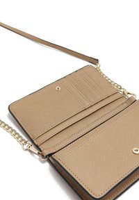 Tan crossbody-väska med guldkedja, med flera kortfack och en texturerad tyg. Rena linjer och tryckknappsförslutning.