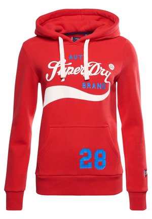 Sweat à capuche rouge avec cordons blancs, texte SuperDry Brand blanc et bleu, et numéro 28 bleu sur la poche avant.