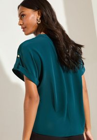 Lipsy UTILITY SHORT ROLL SLEEVE - REGULAR FIT - Camicetta - teal blue