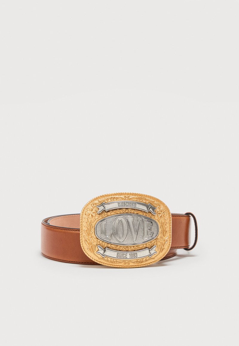 Ceinture en cuir marron avec une grande boucle ovale dorée et argentée portant l'inscription "LOVE" et "MOSCHINO SINCE 1983" en écriture décorative.