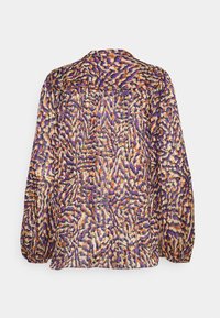 Blouse à manches longues avec empiècement froncé, présentant un motif abstrait multicolore aux tons violets, orange, noirs et beiges.