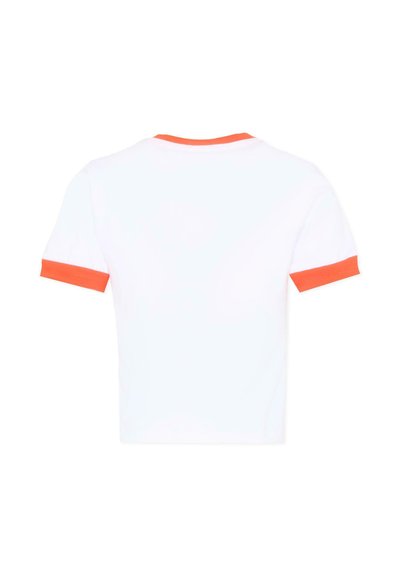 T-shirt blanc à manches courtes avec bordure orange sur le col et les manches, vu de dos sur un fond blanc uni.