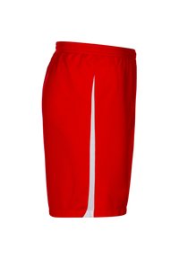 Rote Sportshorts aus leichtem Material, mit einem weißen Netzpaneel an der Seite für Belüftung und einem elastischen Bund.