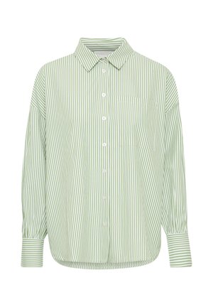 Chemise à boutons rayée verte et blanche avec un col classique, une poche poitrine simple et des manches longues avec des poignets boutonnés.