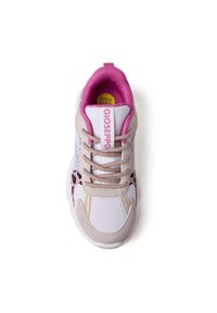 Scarpa da ginnastica con lacci, design bianco e beige, accenti rosa, lati in rete e motivo leopardato. Presenta linguetta imbottita e logo.