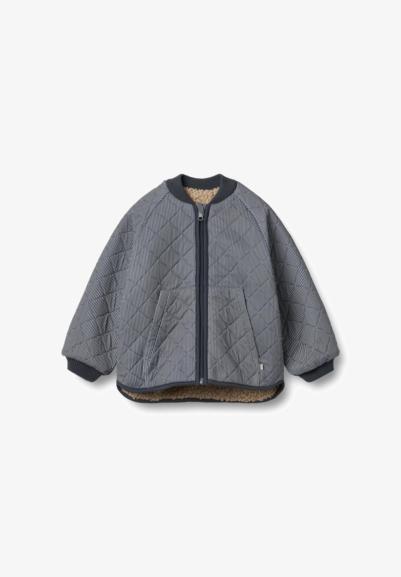 Giacca bomber trapuntata in strisce blu navy e grigie, con zip frontale e morbida fodera beige. I polsini e l'orlo a coste completano il design.