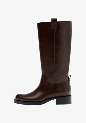 Brauner kniehoher Stiefel aus Leder mit abgerundetem Zehenbereich, niedrigem Blockabsatz, Zuglasche an der Rückseite und dezenten Ziernähten entlang der Seite.