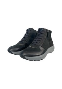 Zapatillas altas negras hechas de cuero y ante, con un zipper frontal, cierre de cordones y suela de goma gris.