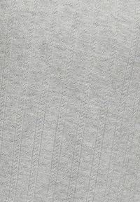 Textil de punto gris claro con un sutil patrón texturizado y pequeños detalles de ojal, con líneas verticales y un acabado suave y uniforme.