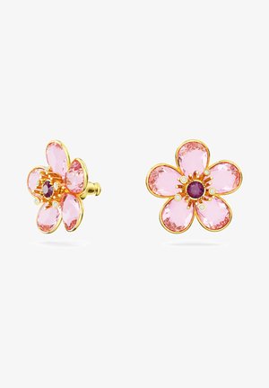 Pendientes en forma de flor en tono dorado que presentan piedras preciosas rosas, una piedra central oscura y pequeñas piedras claras como acentos. Cada pétalo tiene forma de pera.
