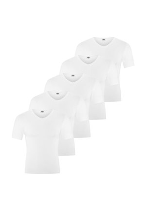 Fünf schlichte weiße kurzärmelige V-Ausschnitt-T-Shirts, in einem versetzten, überlappenden Layout auf weißem Hintergrund angeordnet.