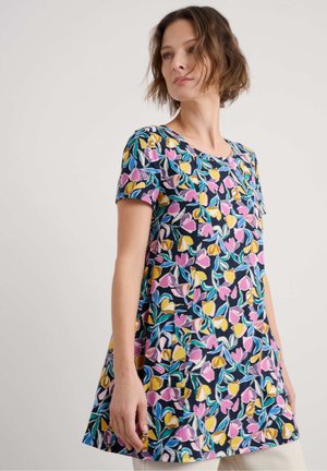 Korte mouw tuniek van zachte stof met een kleurrijk bloemenpatroon op een donkere achtergrond. Het ontwerp heeft een ronde hals en een uitlopende snit.