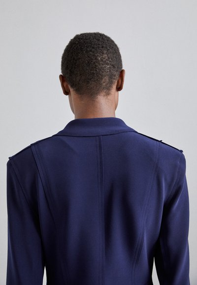 Norma Kamali SINGLE BREASTED BOY FIT RIDING JACKET - Manteau court - true navy