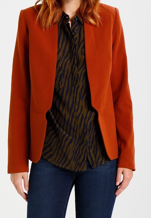 Rostfärgad kavaj med en strukturerad design, slät textur och öppen framsida, som är kombinerad med en mörkgrön randig skjorta.