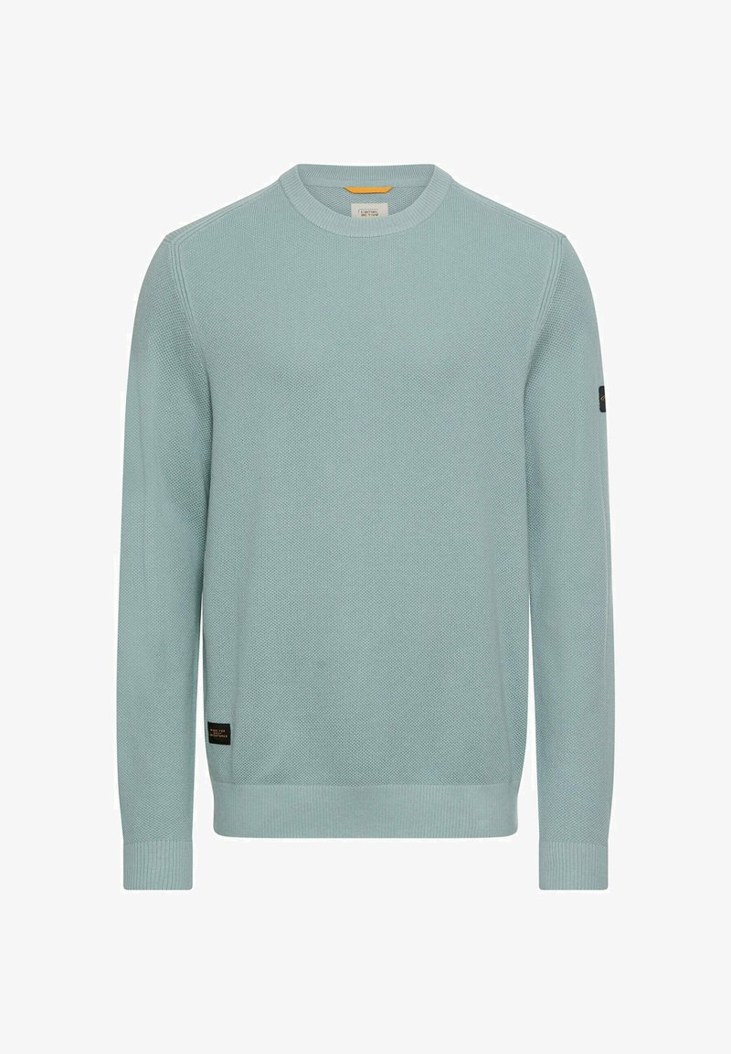 Jasnoniebieski dziergany sweter z okrągłym dekoltem, prążkowanymi mankietami i dołem oraz małą naszywką z marką na dolnej lewej stronie.